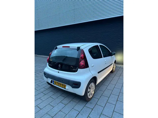 Peugeot 107 1.0 Active 2014 Benzine 10