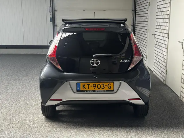 Toyota Aygo 1.0 VVT-i x-clusiv Cabrio 2017 Benzine 6