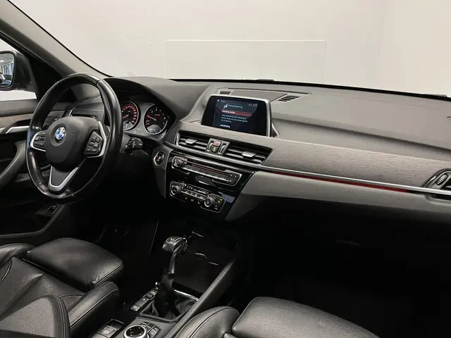 BMW X1 xDrive20i High Executive 2018 Benzine 12