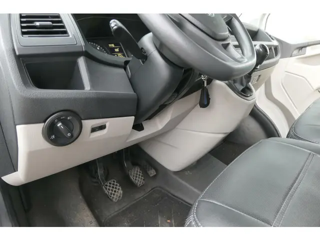Volkswagen Transporter 2.0 TDI L2H1 Highline 2015 Diesel 24