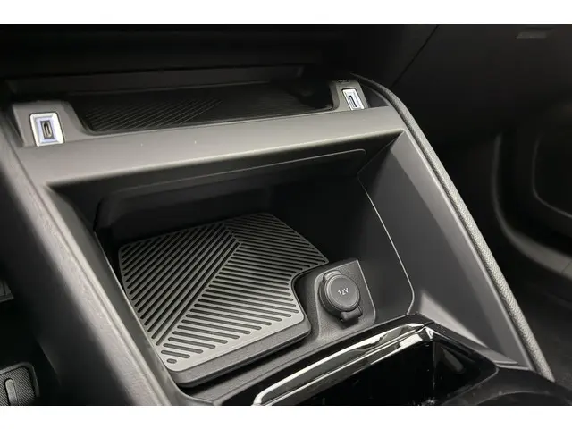 Citroën C4 Hybrid 145pk Plus 2025 Hybride Benzine 29