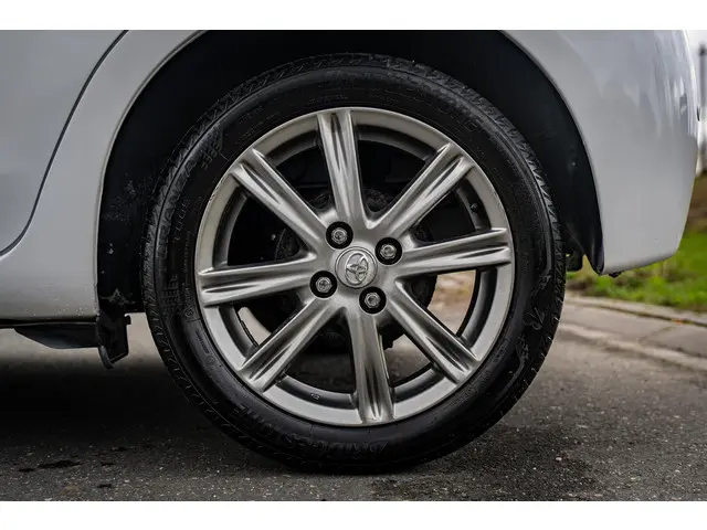 Toyota Yaris 1.0 VVT-i Trend 2015 Benzine 6