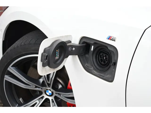 BMW 3 Serie Touring 330e M-Sport 2020 Hybride Benzine 70
