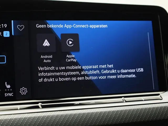 Volkswagen Golf 1.5 eTSI 130pk DSG R-Line 2024 Benzine 23