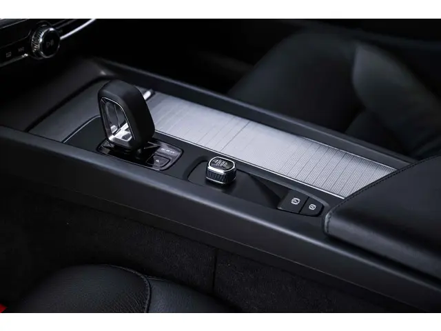 Volvo V60 2.0 B3 Essential Edition 2023 Benzine 28