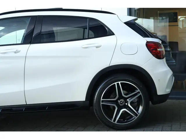 Mercedes-Benz GLA 200 Premium Plus 2018 Benzine 5