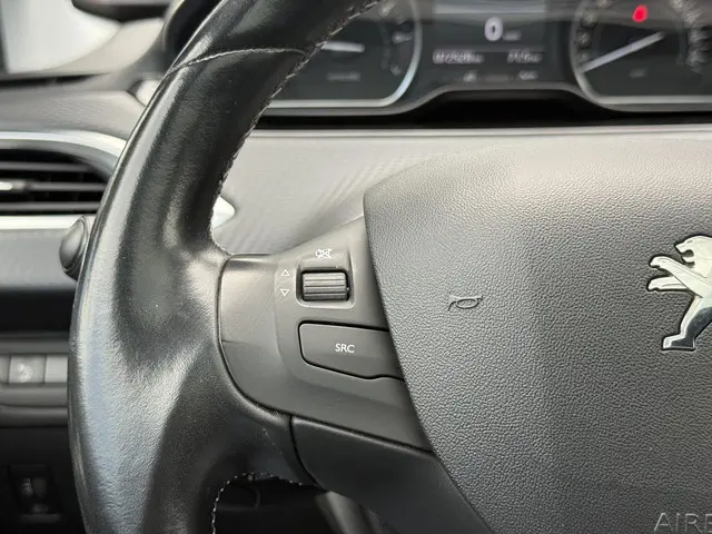 Peugeot 208 1.2 PureTech Allure 2018 Benzine 17