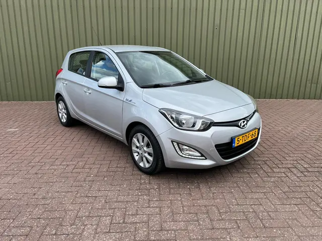 Hyundai i20 1.2i i-Deal 2014 Benzine 2