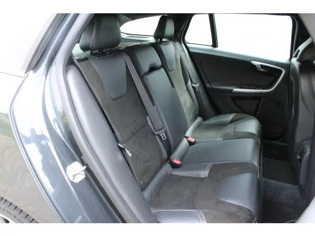 Volvo V60 1.6 T3 R-Design 2015 Benzine 27