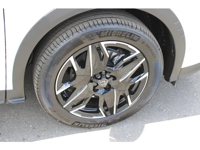 Peugeot 5008 HYBRID 145 ALLURE 2025 Hybride Benzine 9
