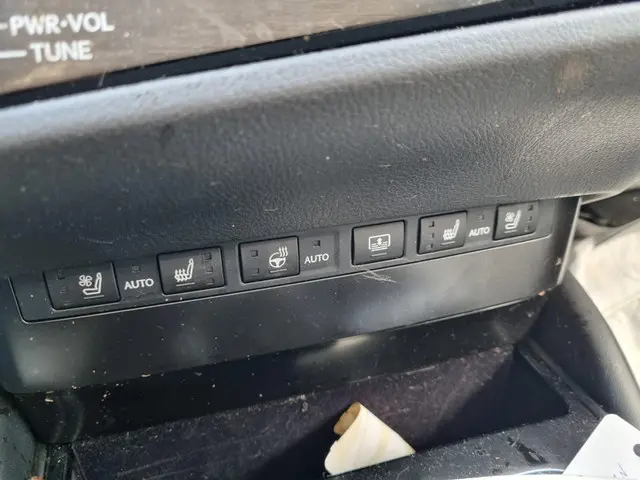 Lexus ES 300h President Line 2023 Hybride Benzine 24