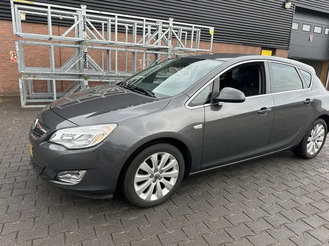 Opel Astra 1.4 Turbo Anniversary Edition 2012 Benzine 2