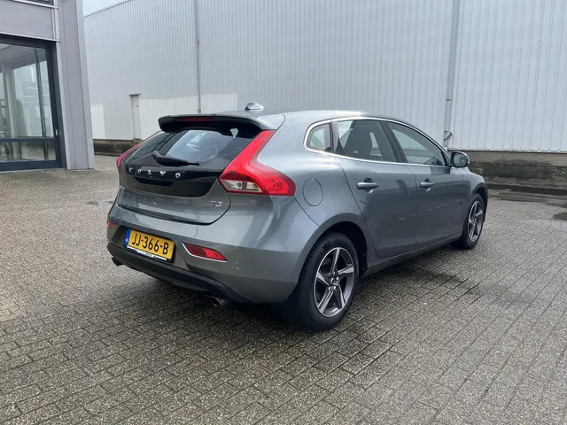 Volvo V40 2.0 T3 Momentum 2016 Benzine 73