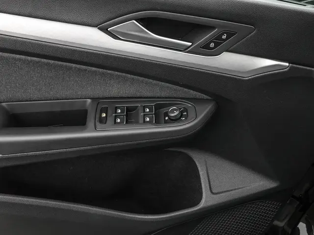 Volkswagen Golf 1.0 eTSI 110pk DSG Life 2024 Benzine 14