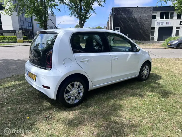 Volkswagen up! 1.0 BMT high up! 2017 Benzine 8