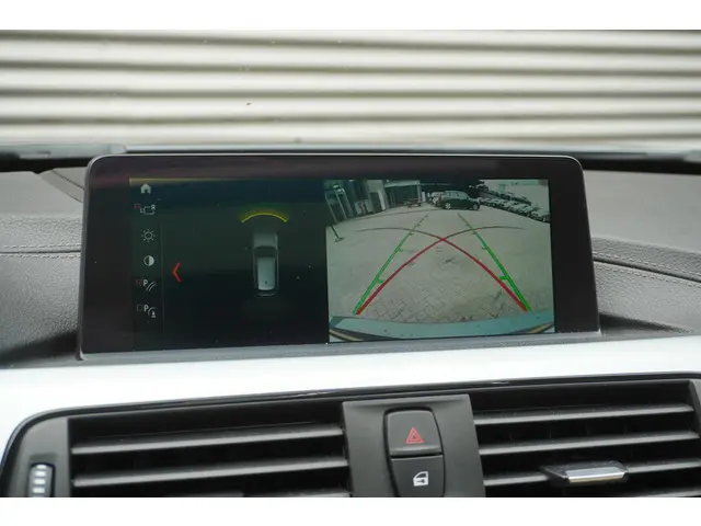 BMW 3 Serie Touring 320i 2018 Benzine 18