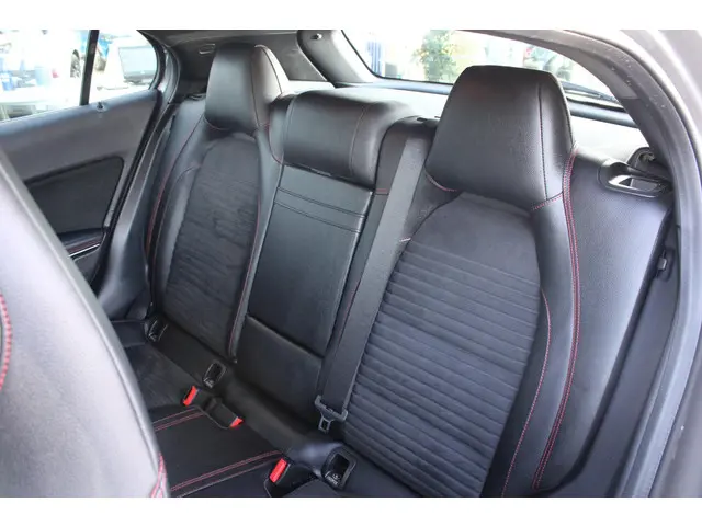 Mercedes-Benz GLA 180 Business 2018 Benzine 13