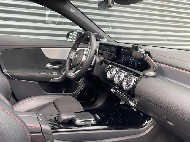 Mercedes-Benz CLA 250 4MATIC Premium Plus 2022 Benzine 9