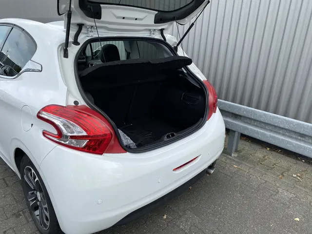Peugeot 208 1.2 VTi Allure 2012 Benzine 14
