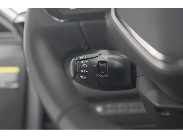 Peugeot 208 PureTech 100 Allure 2022 Benzine 36