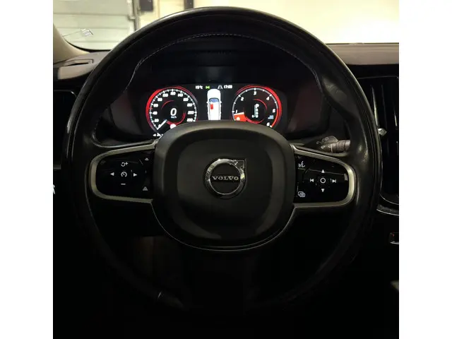 Volvo V60 2.0 D4 Momentum PANO CAM KEYLESS 2018 Diesel 3