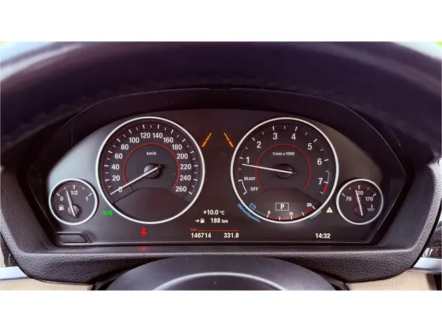 BMW 3 Serie Touring 330i xDrive M Sport 2015 Benzine 18