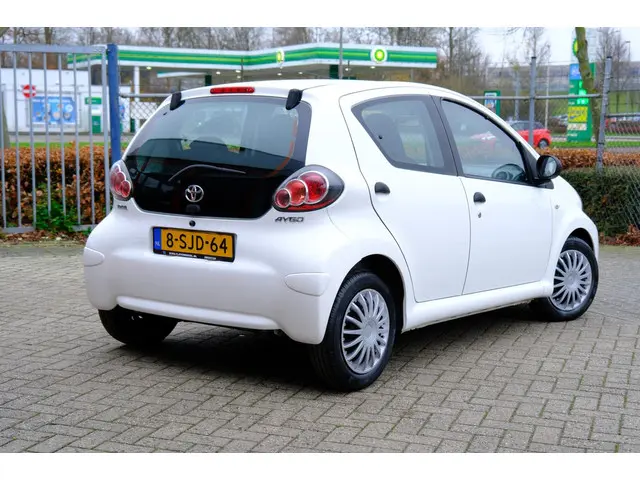 Toyota Aygo 1.0 VVT-i Now 5-Drs *33.180!* Airco 2013 Benzine 3