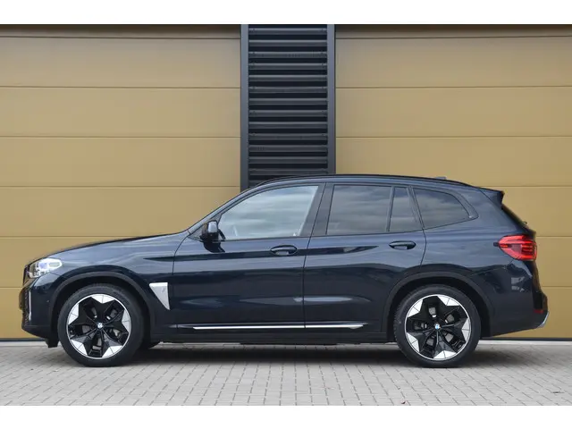 BMW iX3 2