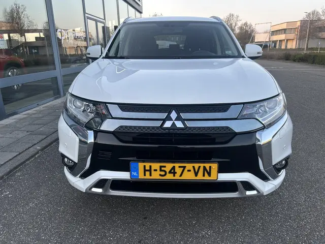 Mitsubishi Outlander 2.4 PHEV Pure + 2020 Hybride Benzine 6