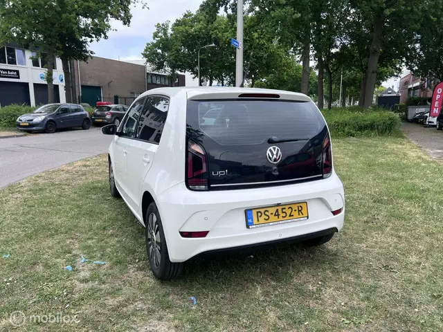 Volkswagen up! 1.0 BMT move up! 2017 Benzine 10