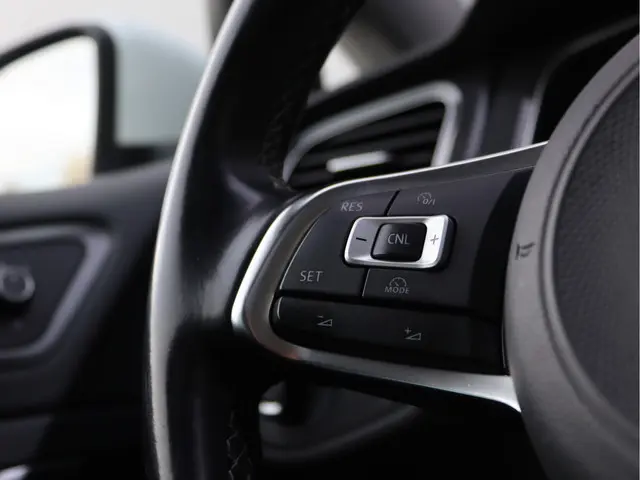 Volkswagen Golf 1.0 TSI Highline R-line 2017 Benzine 37