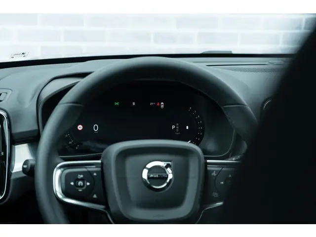 Volvo XC40 B4 Plus Black Edition 197 pk 2025 Benzine 9