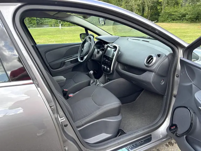 Renault Clio Your Classic Car SOLD. 2016 Benzine 12