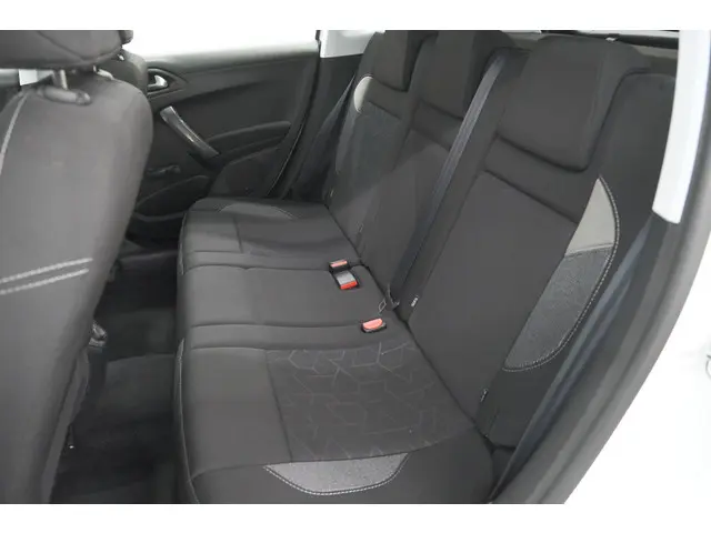 Peugeot 2008 PureTech 110 Blue Lion 2017 Benzine 26