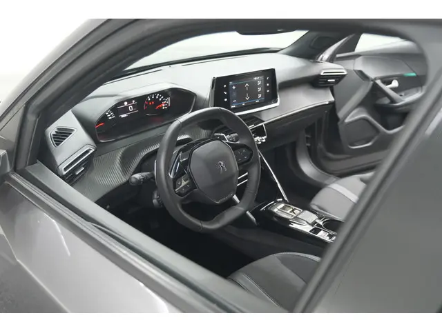 Peugeot 2008 PureTech 130 EAT8 Allure 2023 Benzine 32