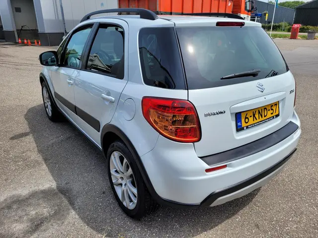 Suzuki SX4 1.6 Executive 2013 Benzine 4