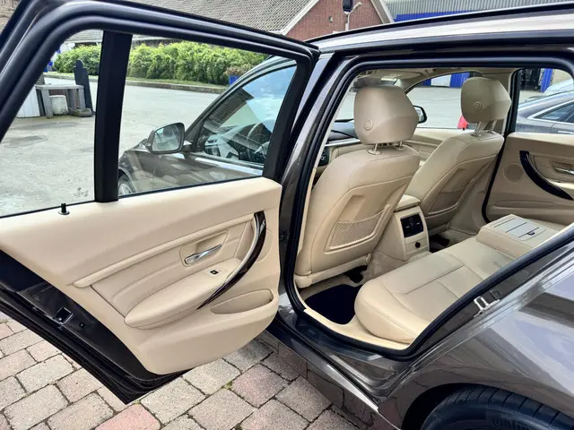 BMW 3 Serie Touring 328i High Executive 2014 Benzine 29