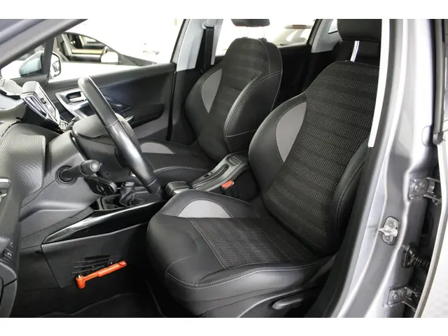 Peugeot 2008 1.2 PureTech Allure 110 PK. 2018 Benzine 5