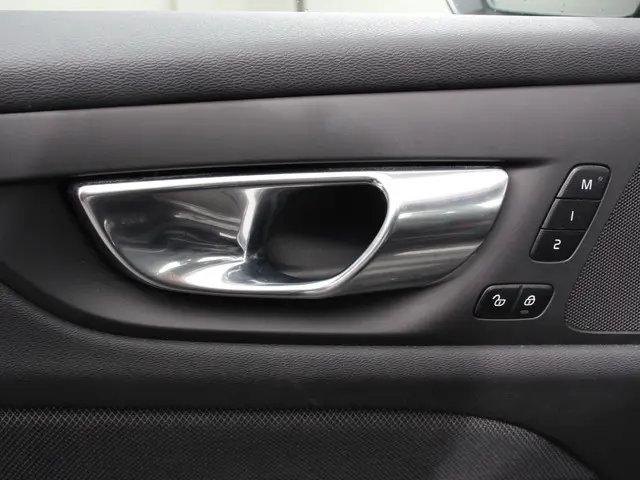 Volvo V60 2.0 B4 R-Design 2022 Benzine 24