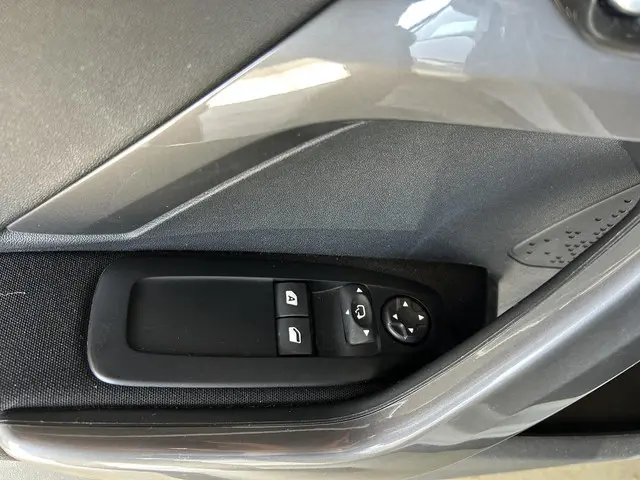 Peugeot 2008 1.2 PureTech Blue Lion Automaat 2019 Benzine 6