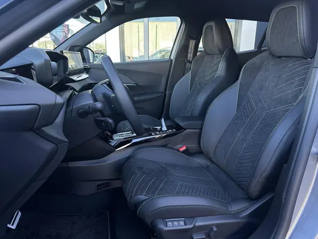 Peugeot 2008 1.2 Hybrid 145 GT 2026 Hybride Benzine 10