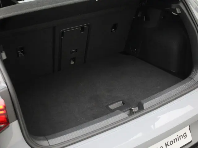 Volkswagen Golf 1.5 eTSI 130pk DSG R-Line 2024 Benzine 10