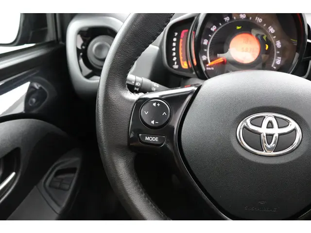 Toyota Aygo 1.0 VVT-i x-play cabrio 2021 Benzine 19