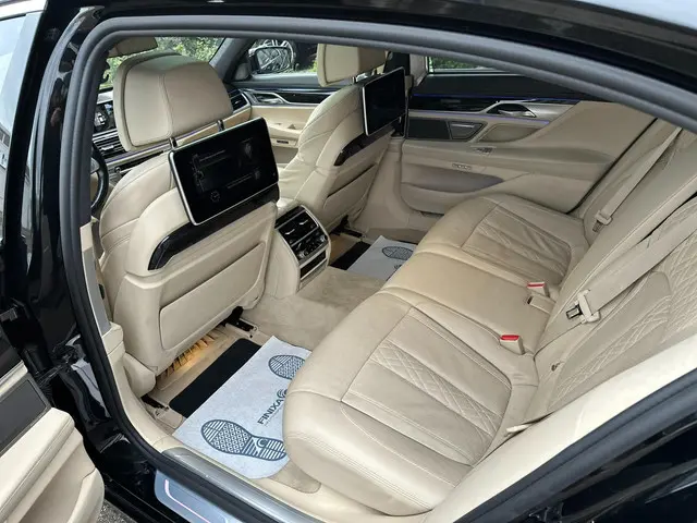 BMW 7 Serie 740Li High Executive 2016 Benzine 24