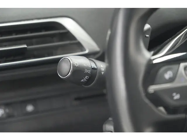 Peugeot 3008 PureTech 130 EAT8 Allure 2022 Benzine 38