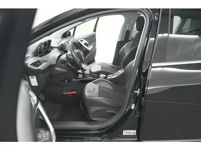 Peugeot 2008 PureTech 110 Allure 2019 Benzine 27