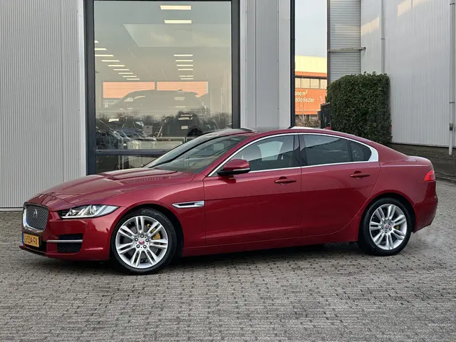 Jaguar XE 2.0 Portfolio 2015 Benzine 13