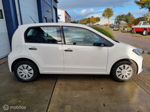 Volkswagen up! 1.0 BMT take up! AIRCO, 5 Deurs 2017 Benzine 6
