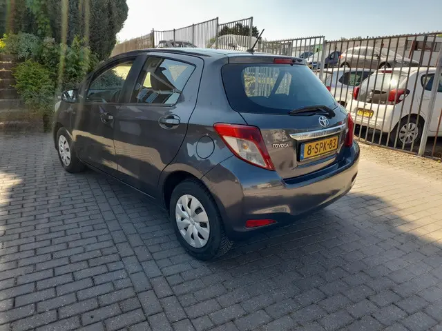 Toyota Yaris 1.3 VVT-i Now 2013 Benzine 6