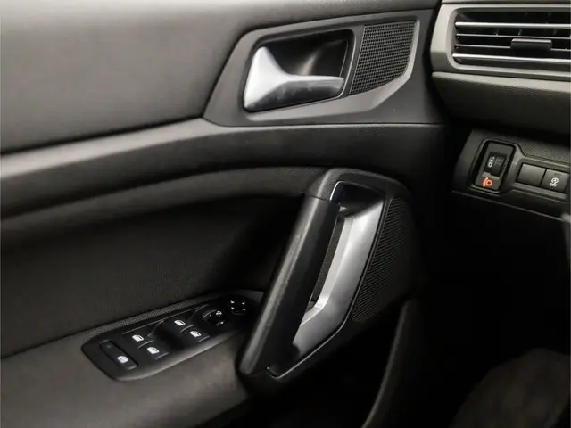 Peugeot 308 SW 1.2 PureTech Sport 2018 Benzine 27